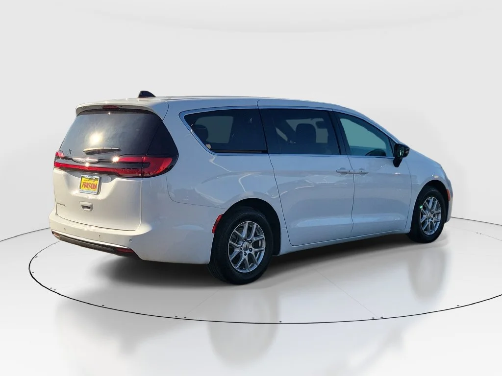 Used 2025 White Chrysler Select image 6