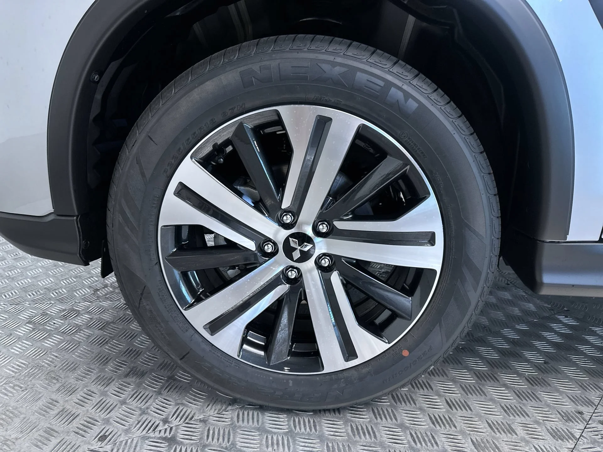 New 2026 Alloy Silver Metallic Mitsubishi ES image 24
