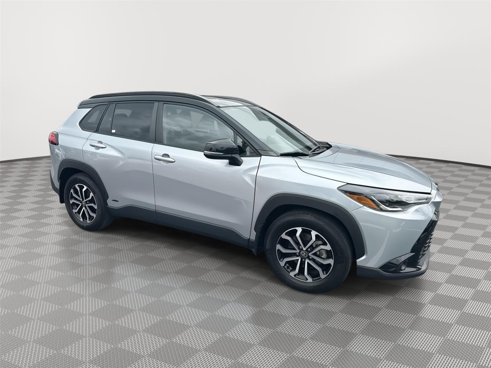 Used 2023 Sonic Silver w/Jet Black Roof Toyota Hybrid SE image 3