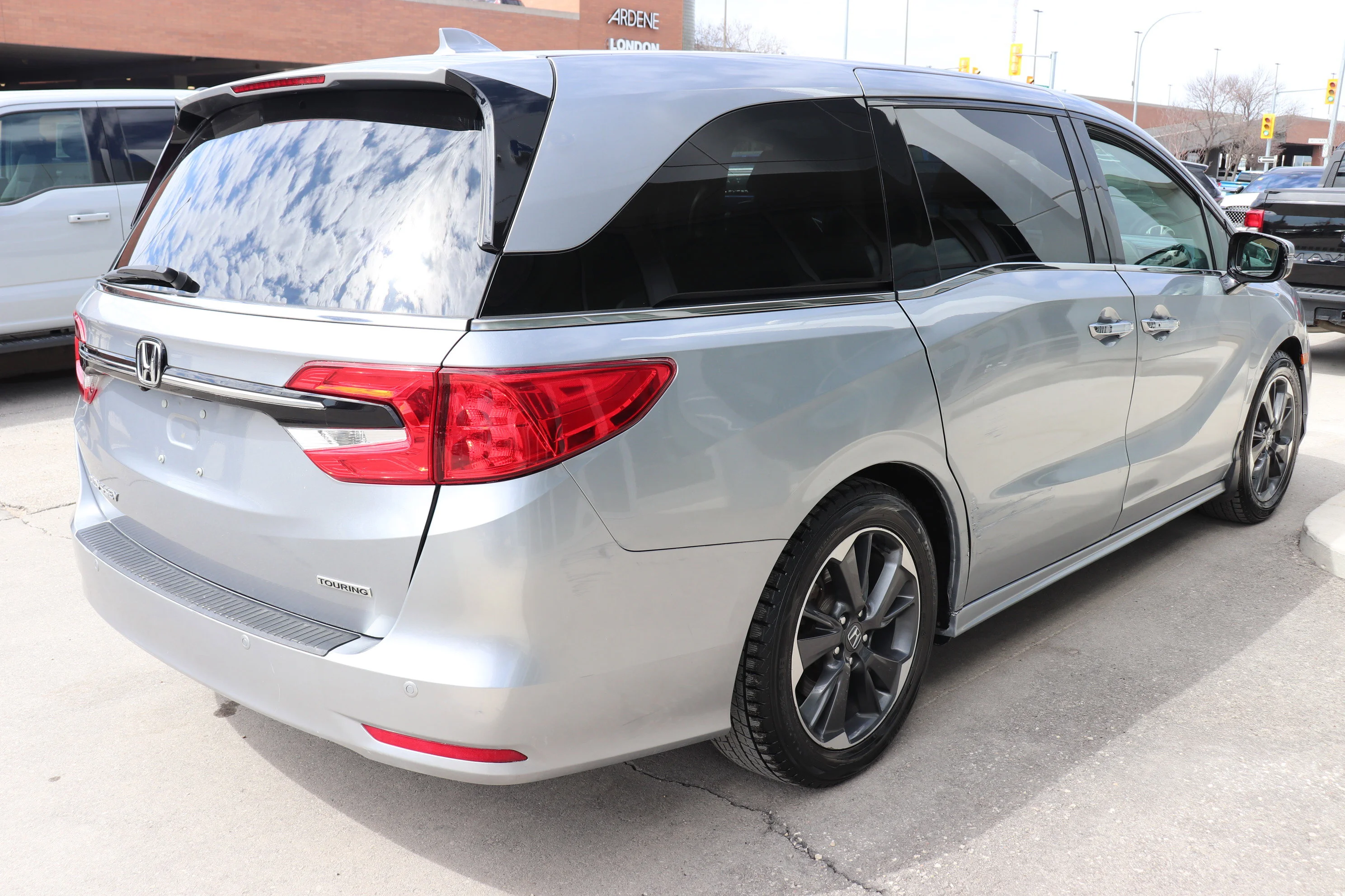 Used 2022 Lunar Silver Metallic Honda Touring image 4