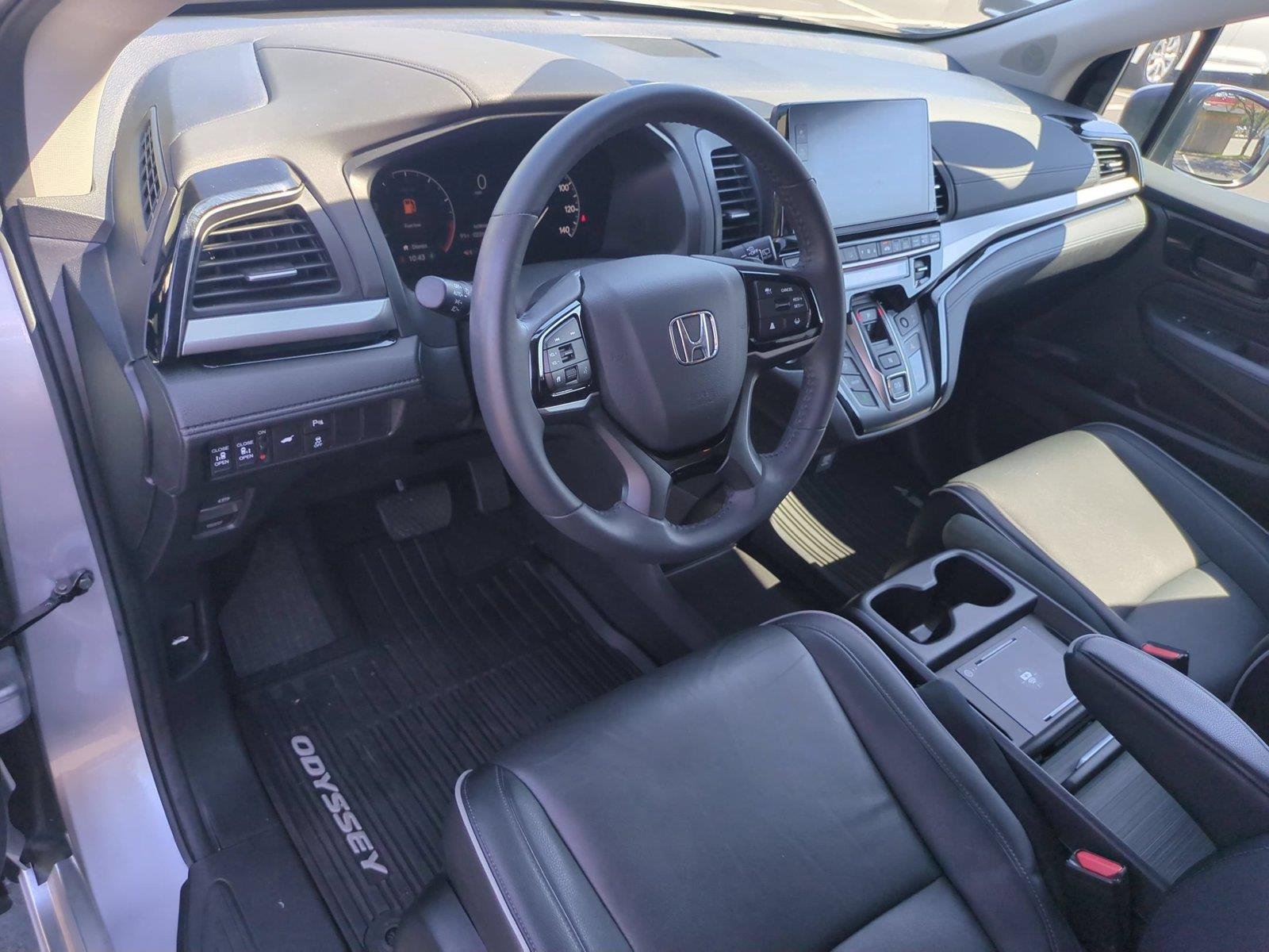 Used 2025 Solar Silver Metallic Honda Touring image 19
