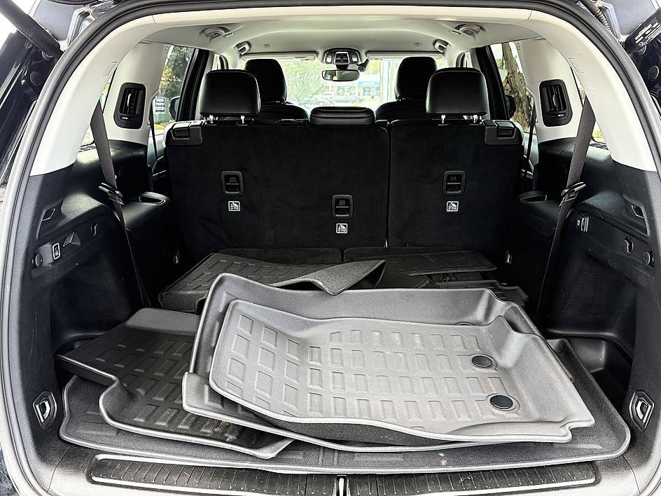 Used 2023 Diamond Black Crystal Pearlcoat Jeep Limited image 11