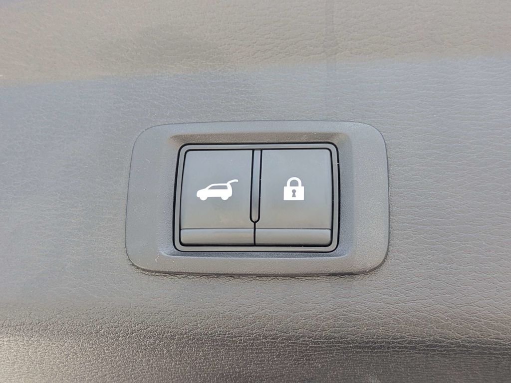 Used 2025  Mitsubishi SE image 13
