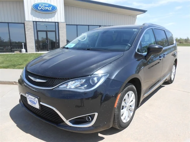 2018 Chrysler Pacifica Touring L's photo