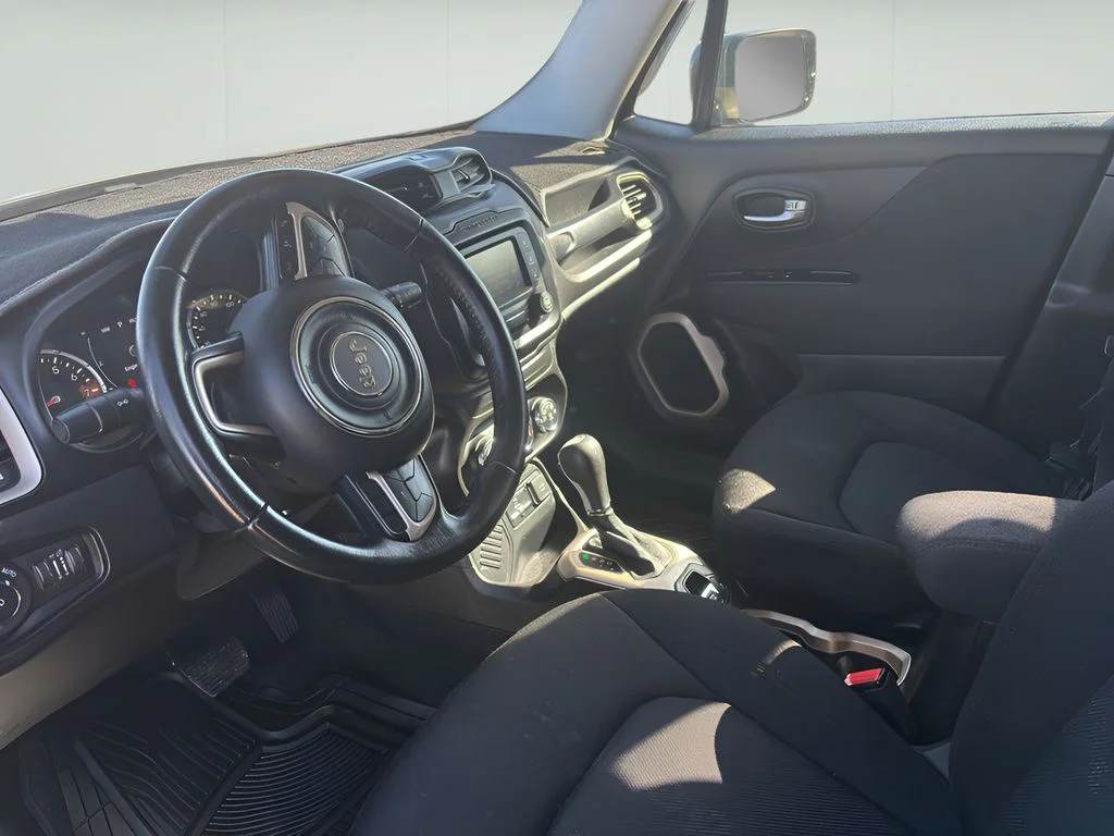 Used 2017 Granite Crystal Metallic Clearcoat Jeep Latitude image 27