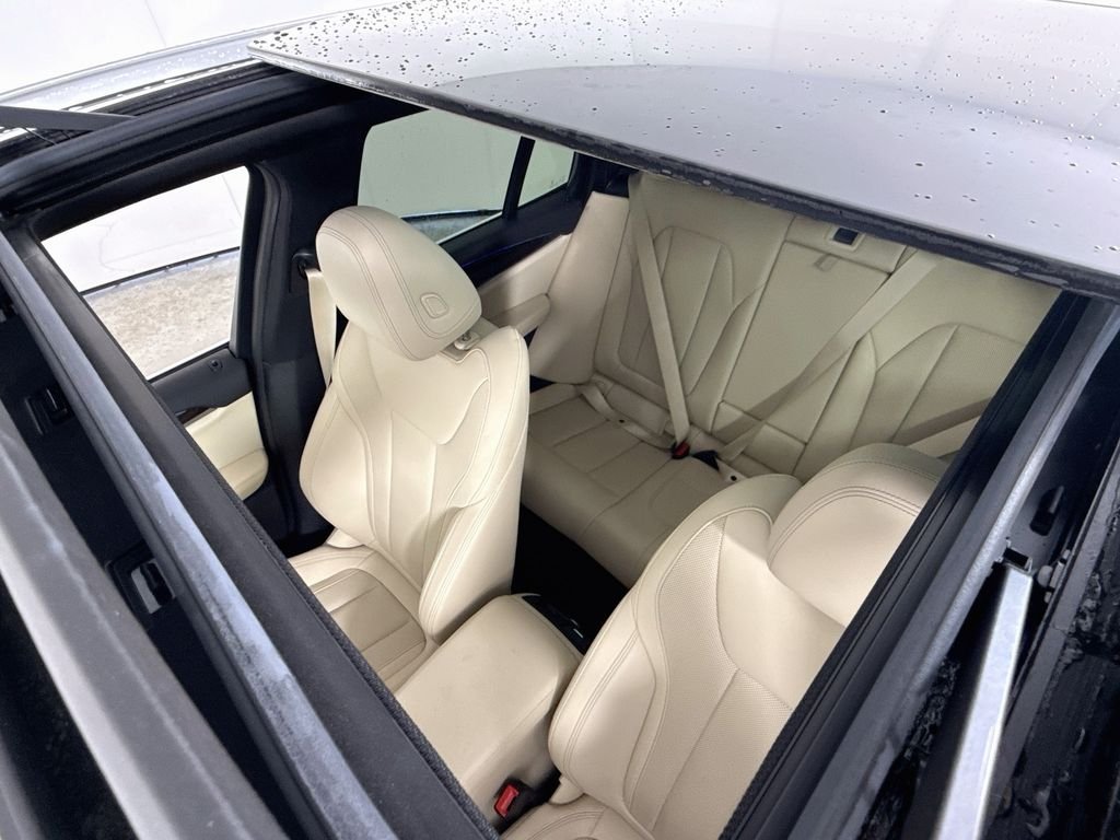 Used 2022 Alpine White BMW sDrive30i image 4