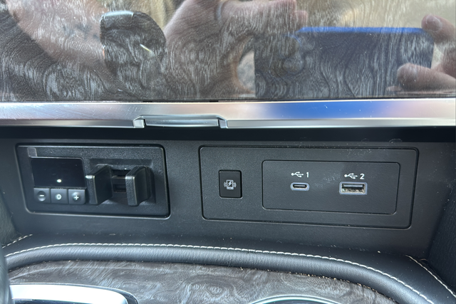 Used 2022 Super Black Nissan Platinum image 33