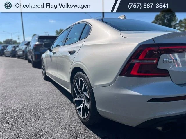 Used 2020 Birch Light Metallic Volvo T5 Momentum image 10