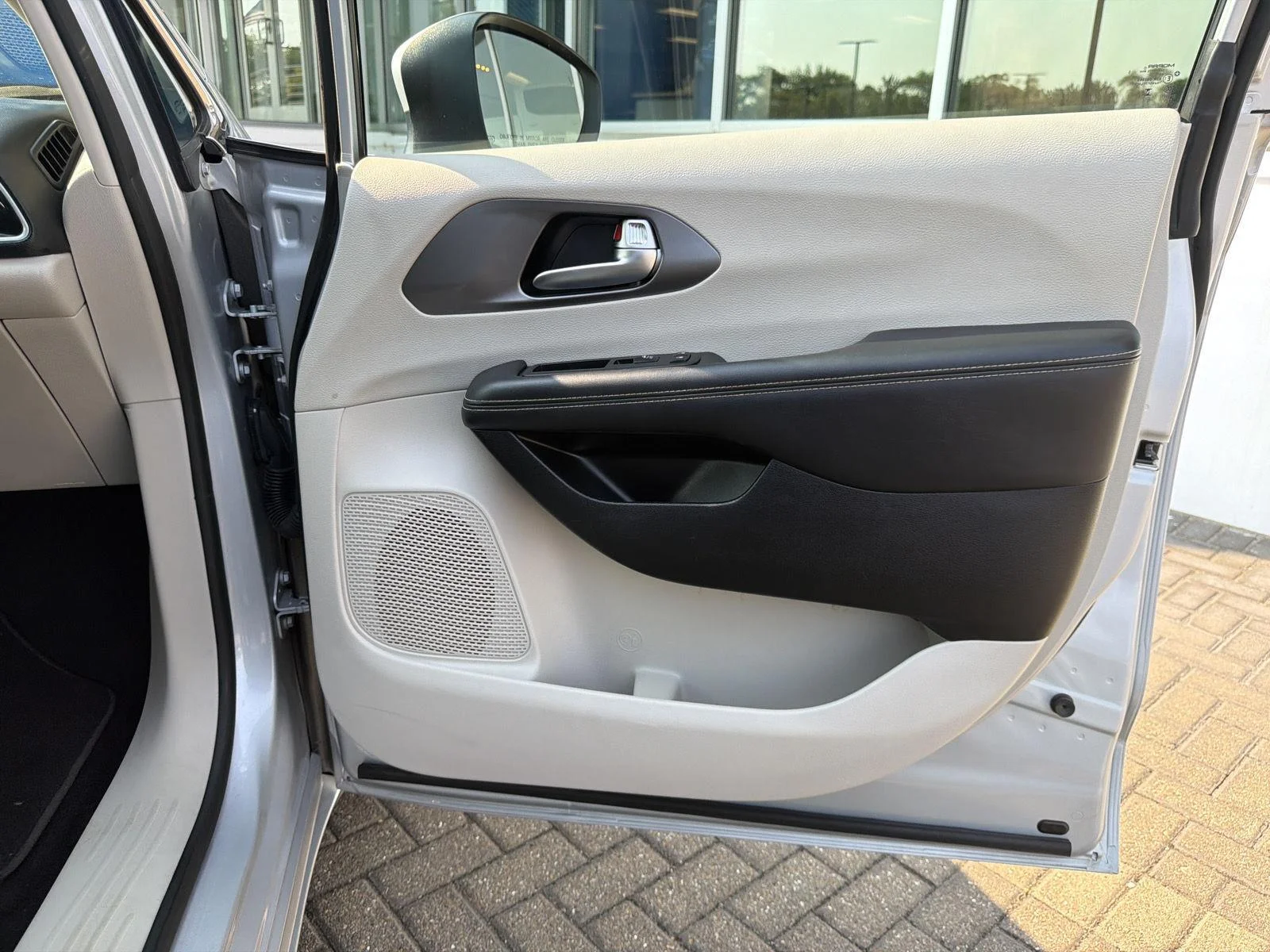 Used 2023 Silver Mist Clearcoat Chrysler Touring L image 33