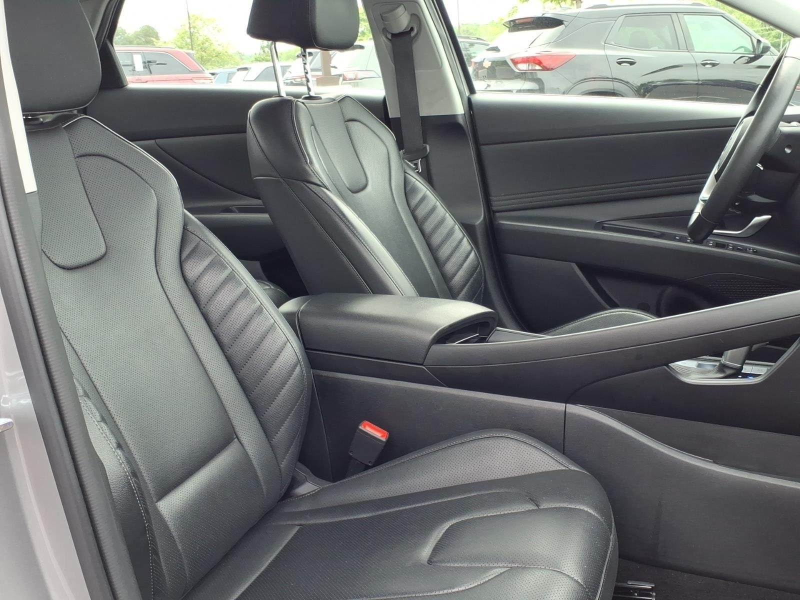 Used 2025 Fluid Metal Hyundai Limited image 20