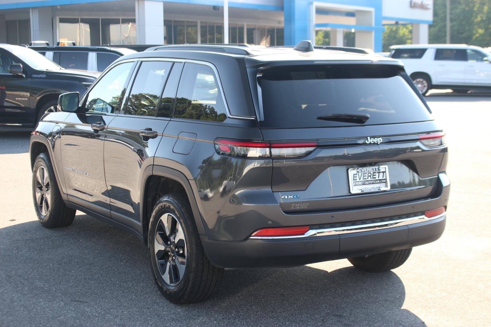 Used 2024 Grey Jeep 4x4 image 5