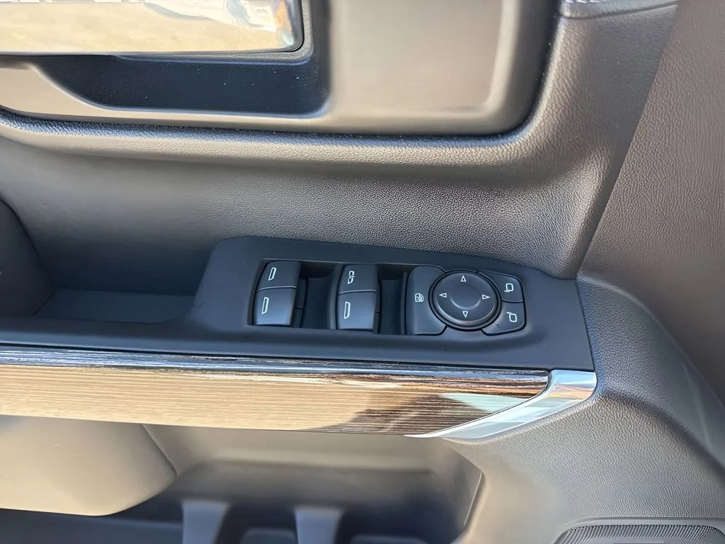 Used 2021 SUMMIT WHITE GMC Elevation image 27