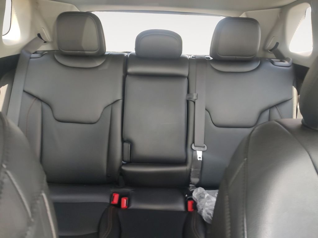Used 2022 Silver Jeep Latitude Lux image 13