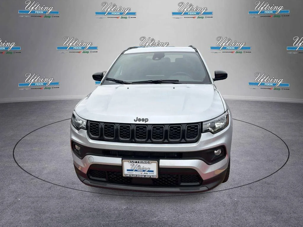 New 2026 Silver Zynith Metallic Clearcoat Jeep Latitude Altitude image 8
