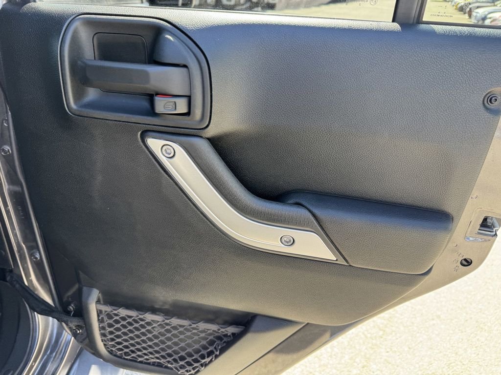 Certified Used 2018 Granite Crystal Clearcoat Metallic Jeep Unlimited Sahara image 11