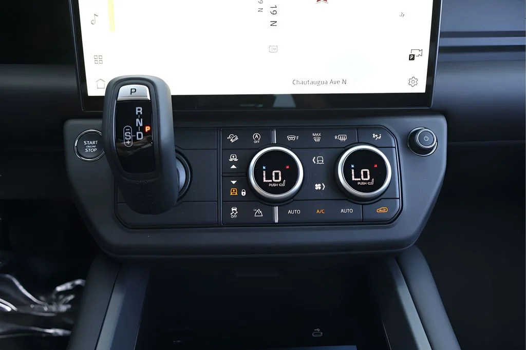 New 2026 Santorini Black Land Rover X-Dynamic SE image 26