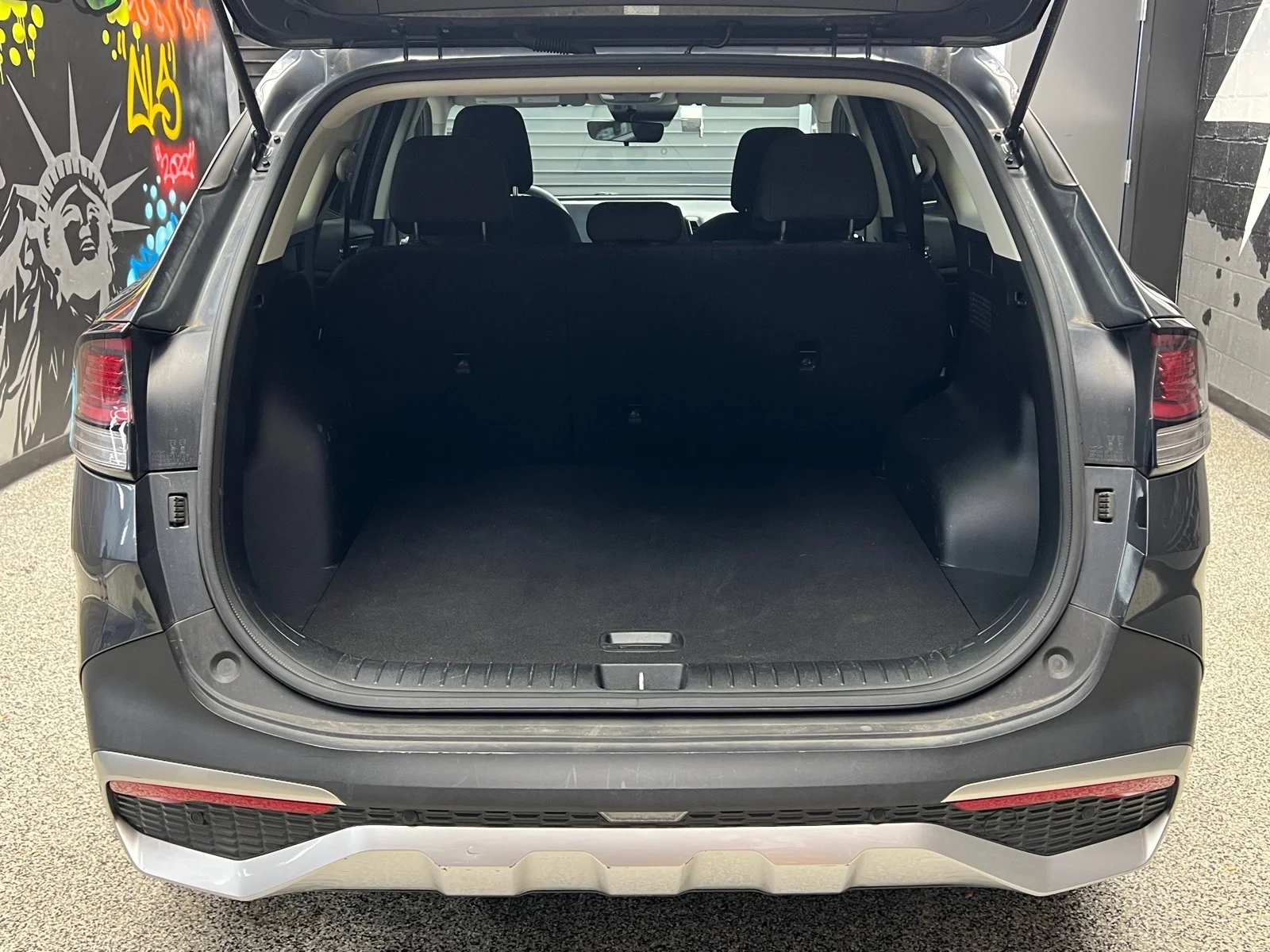Used 2024 Gravity Gray (kdg) Kia LX image 6