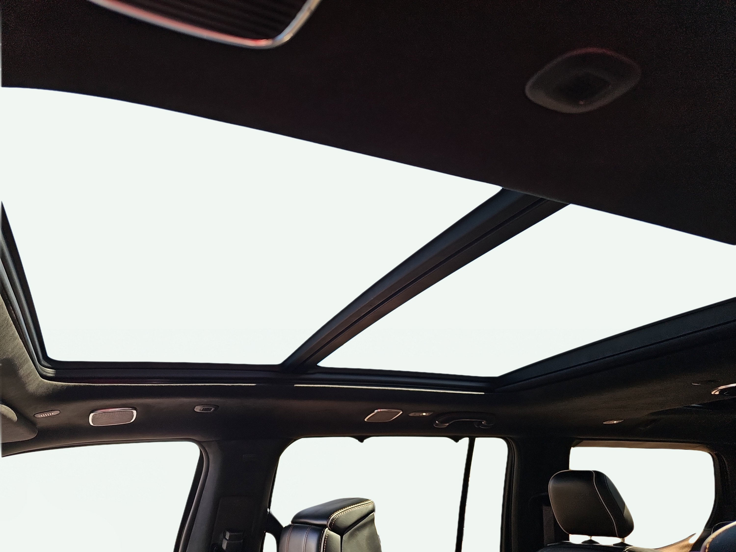 Used 2022 Diamond Black Crystal Pearlcoat Jeep Series III image 18