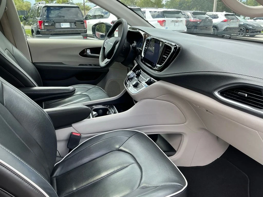 Used 2023 White Chrysler Limited image 19
