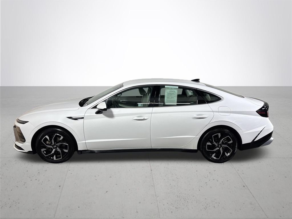 Used 2025 White Hyundai SEL image 9
