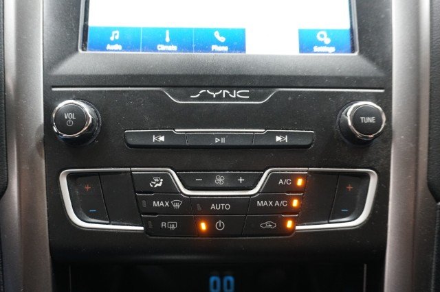 Used 2020 GREY Ford SE image 32