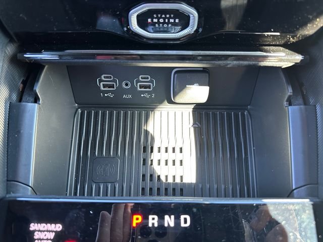 New 2026 Diamond Black Crystal Pearl-Coat Exterior Paint Jeep Laredo Altitude image 19