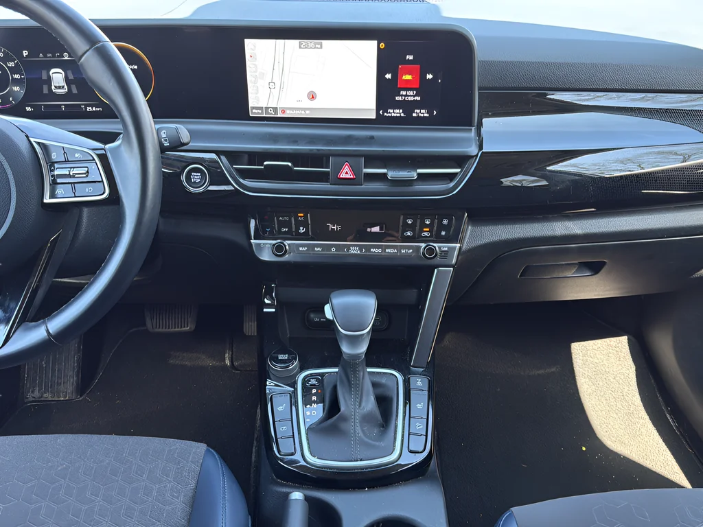 Used 2024 White Kia S image 22