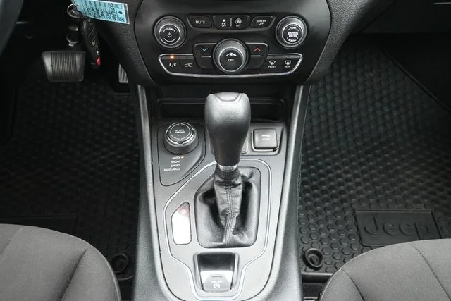 Used 2019 Billet Silver Metallic Clearcoat Jeep Latitude image 22