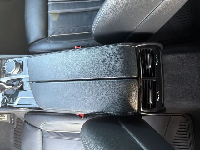 2021 BMW 5 Series M550i - Photo 25