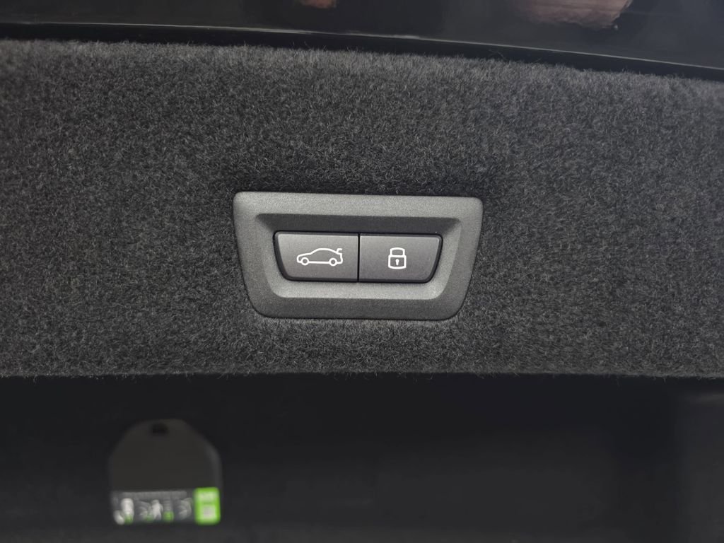 New 2026 Black Sapphire Metallic BMW 750e xDrive image 13