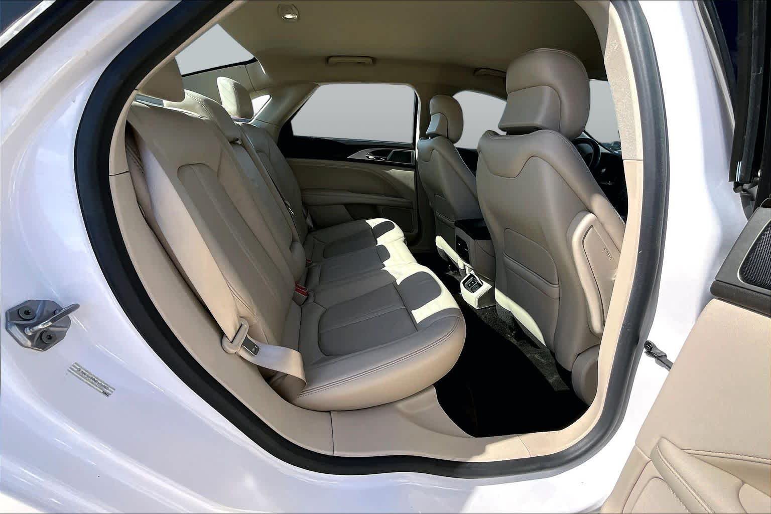 Used 2017 White Platinum Metallic Tri-Coat Lincoln Reserve image 19