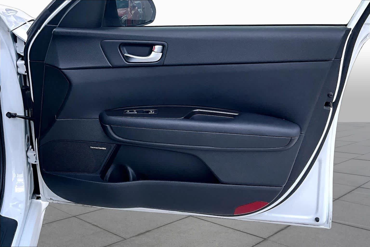Used 2019 Snow White Pearl Kia EX image 22