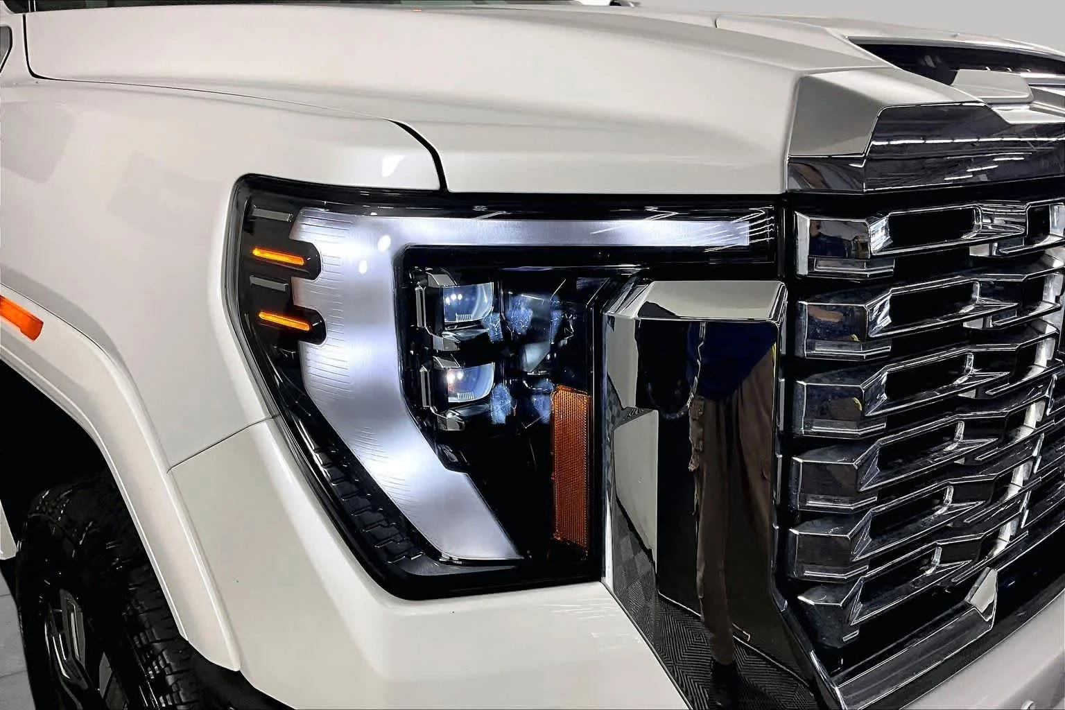 Used 2024 White Frost Tricoat GMC Denali image 27