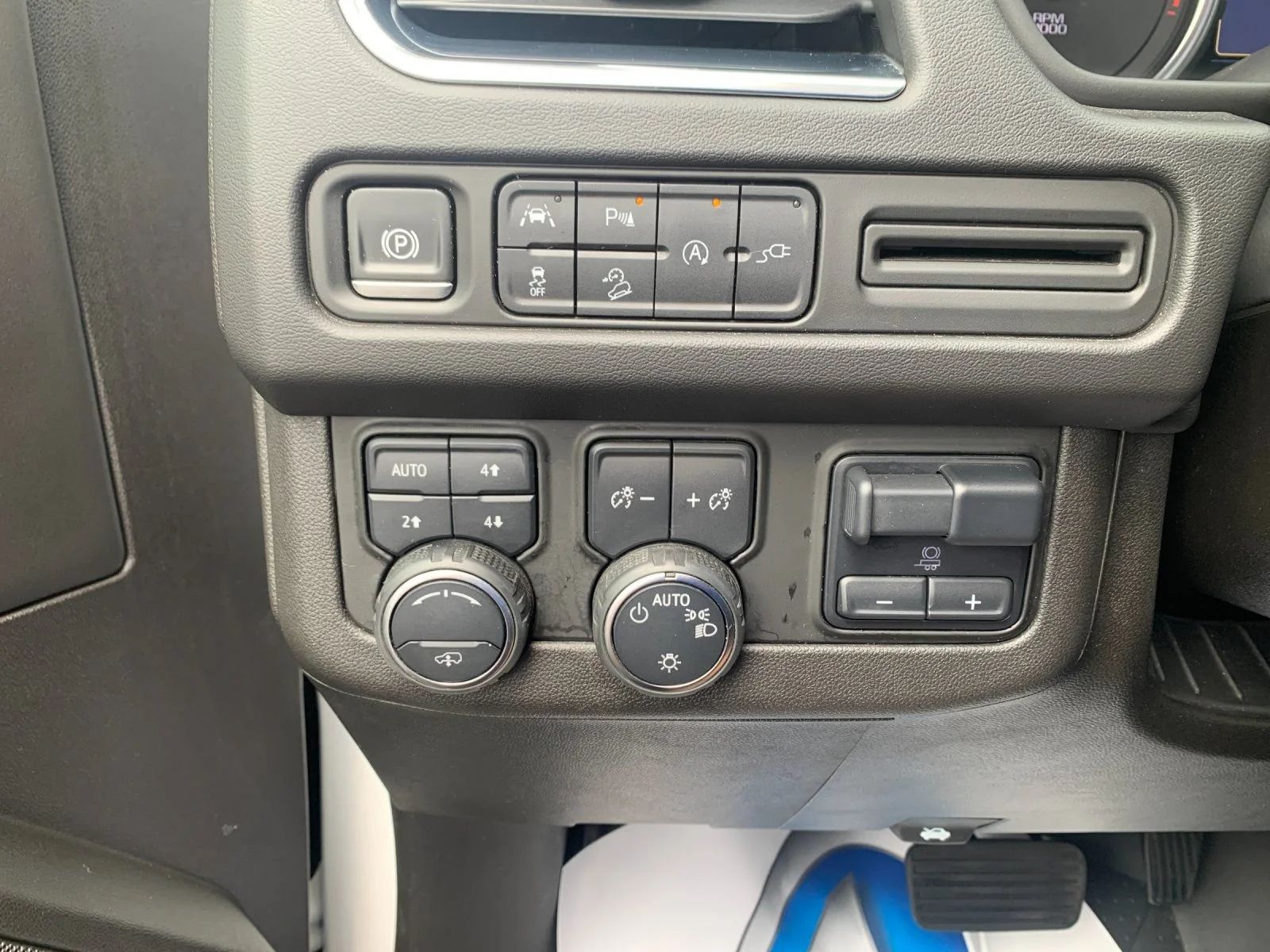 Used 2021 Summit White Chevrolet Z71 image 31
