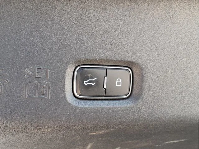 Used 2025  Ford Platinum image 28
