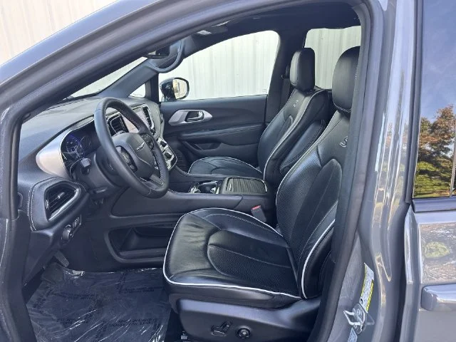 Used 2025 White Chrysler Limited image 16