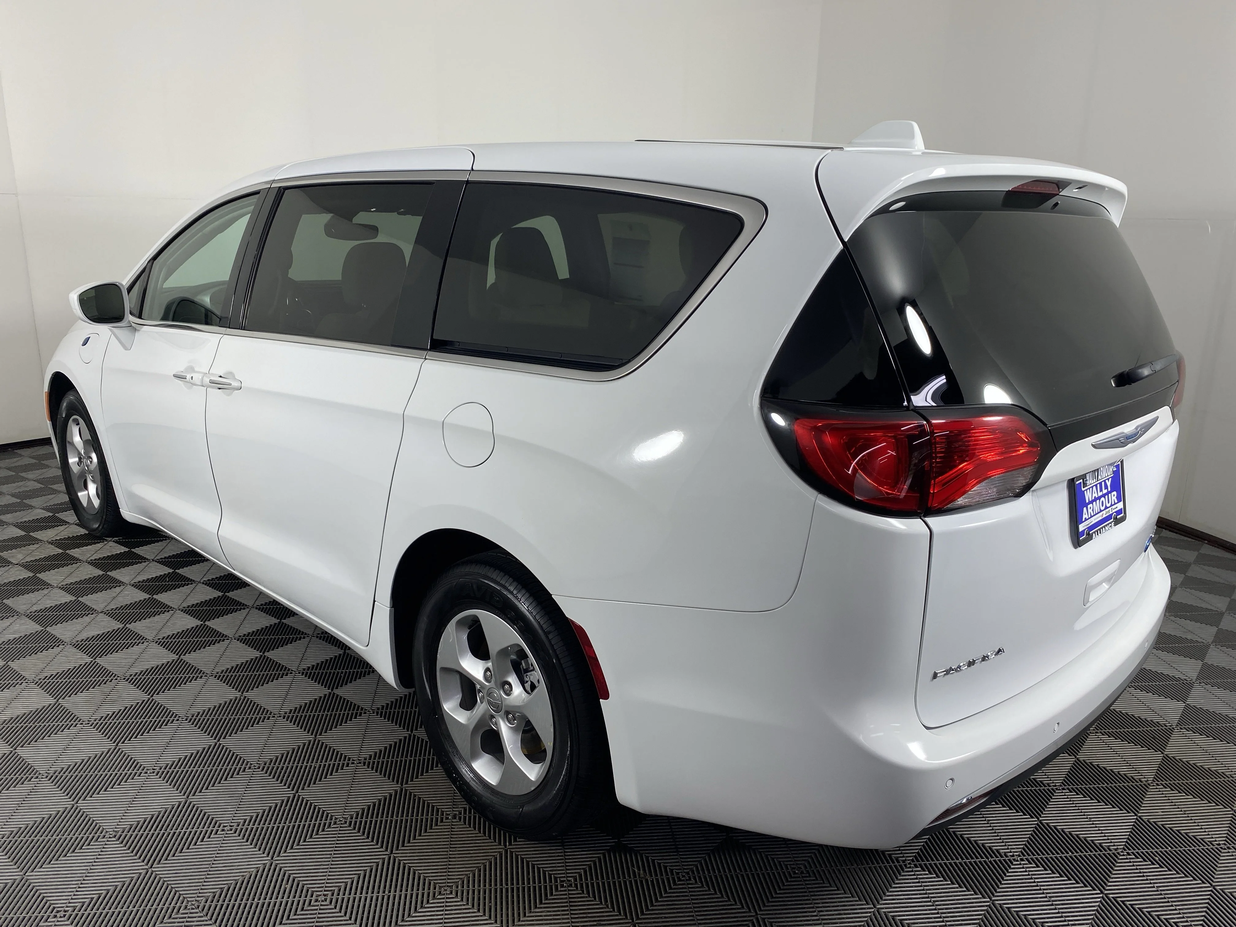 Used 2018 Bright White Clearcoat Chrysler Hybrid Touring Plus image 8