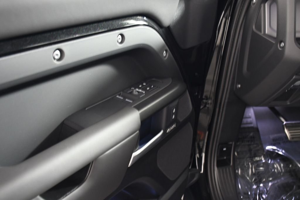 New 2026 Santorini Blk Land Rover V8 image 15