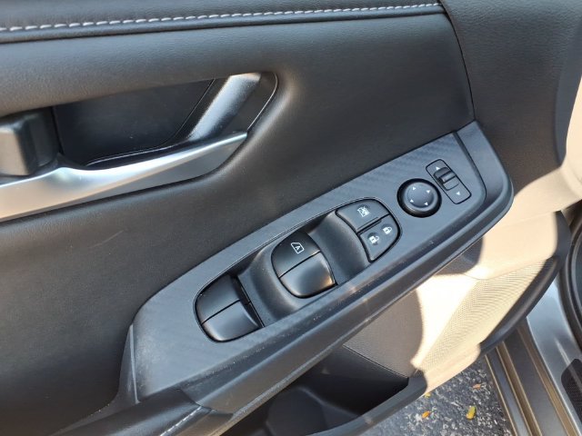 Used 2025 Gray Nissan SV image 12