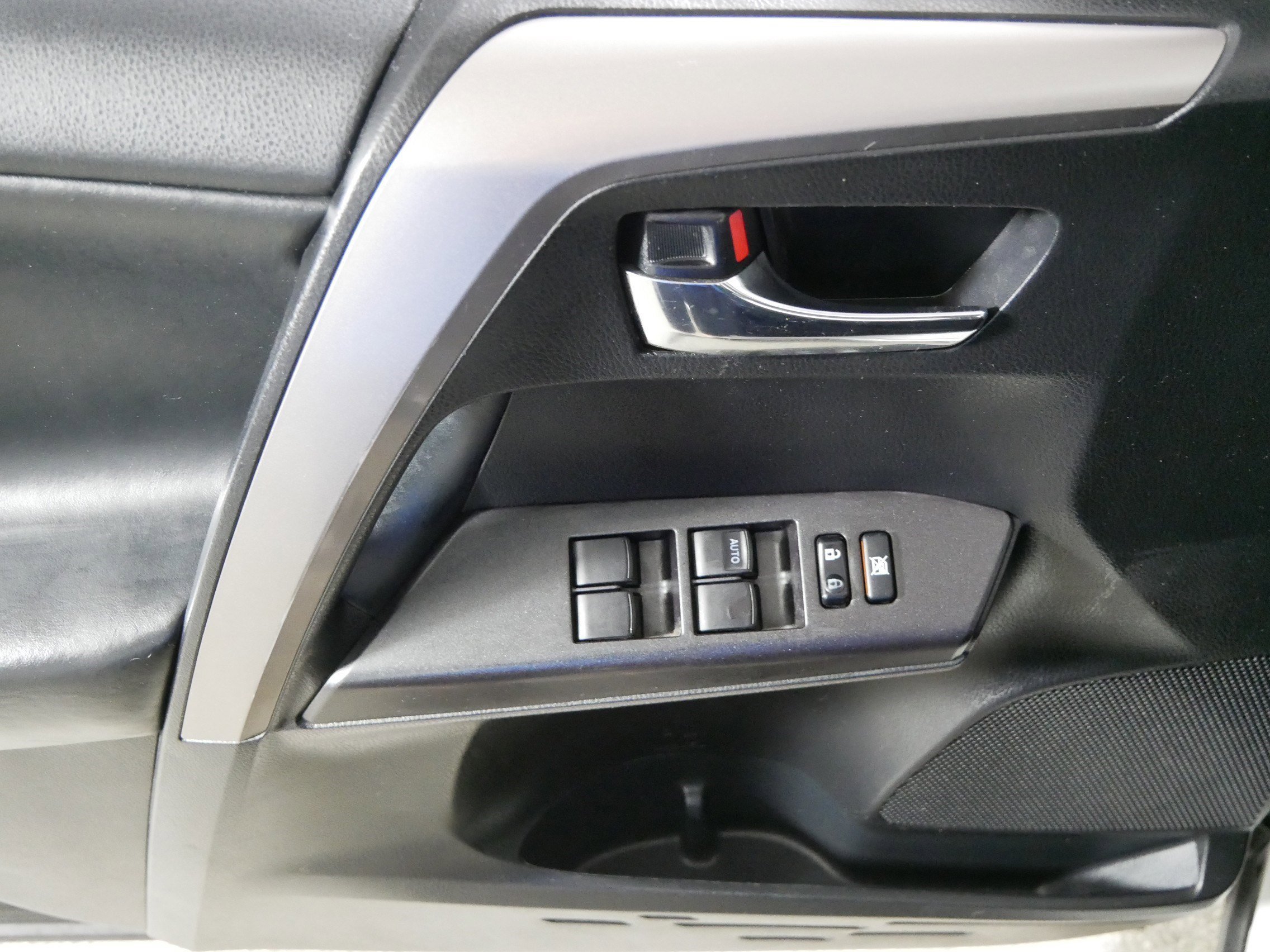 Used 2018 Super White Toyota XLE image 19