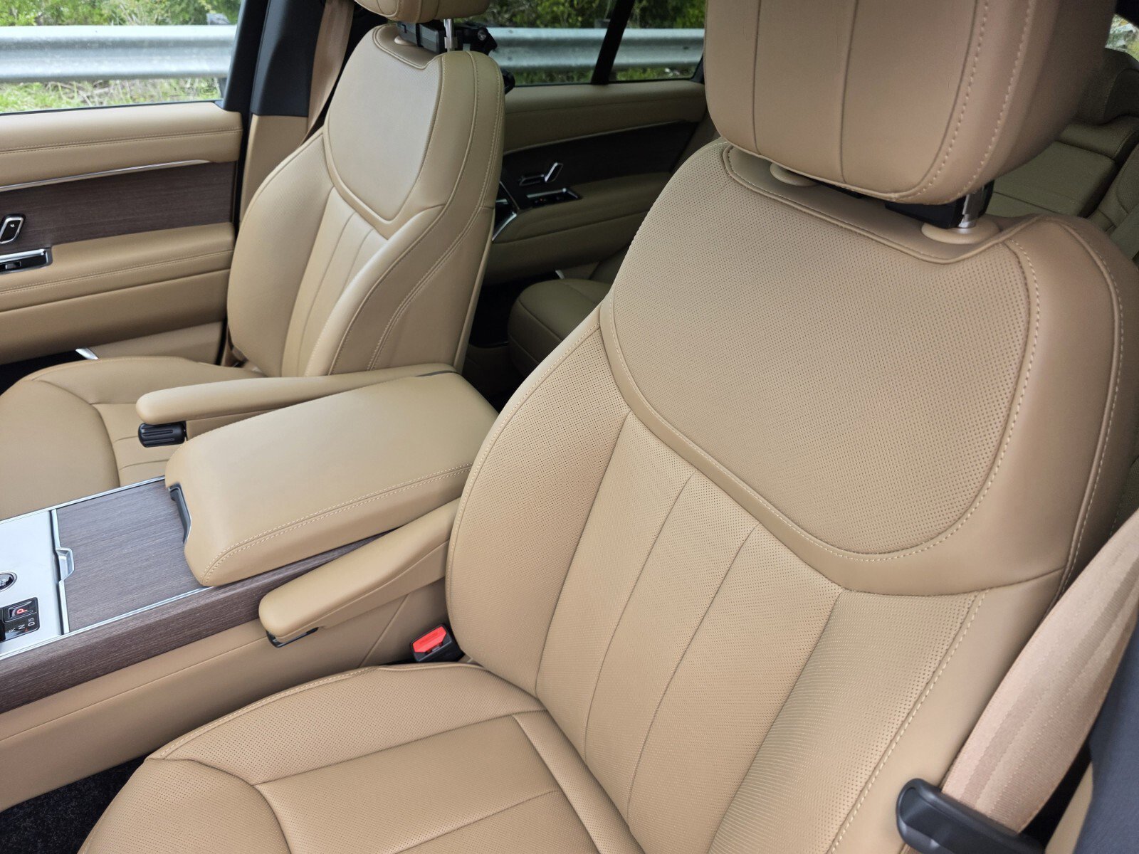New 2026 Belgravia Green Land Rover SE image 12