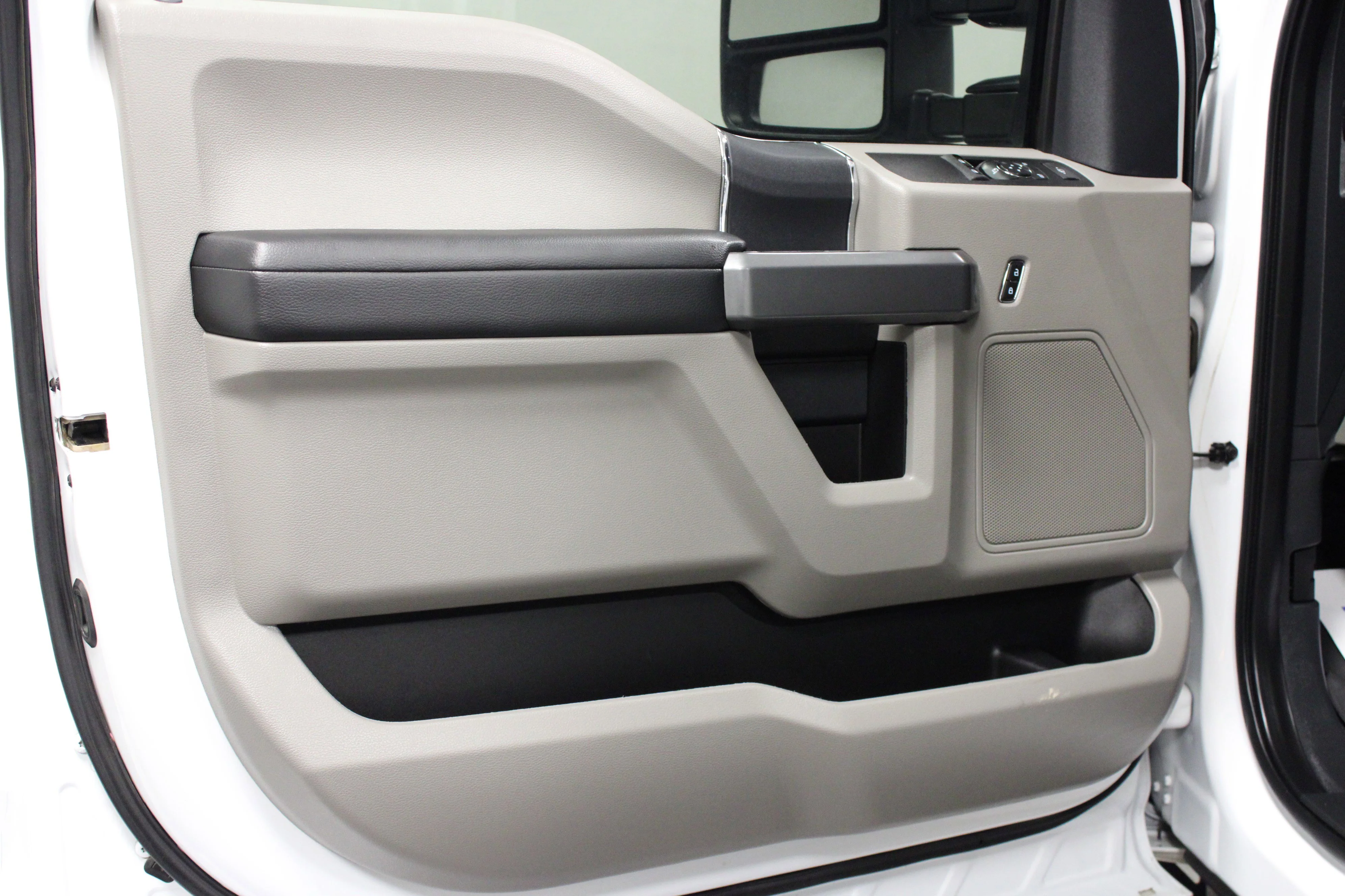 Used 2022 Oxford White Ford XLT image 11
