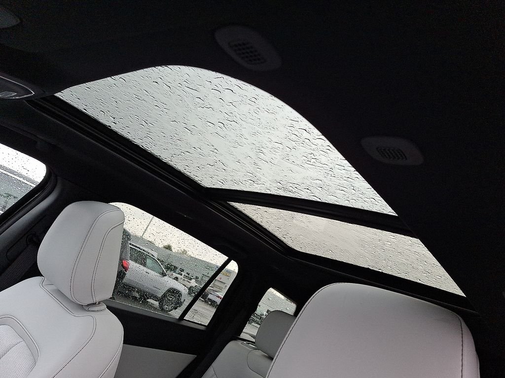 New 2026 Diamond Black Crystal Pearlcoat Jeep Limited image 10