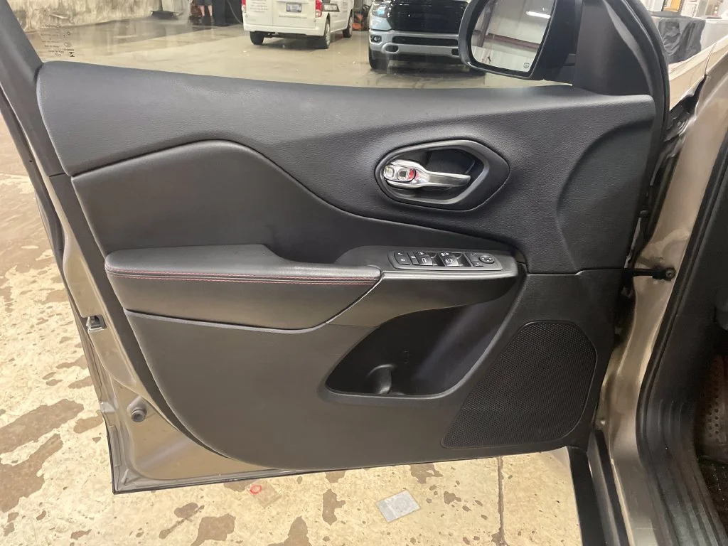 Used 2019 Beige Jeep Trailhawk image 15