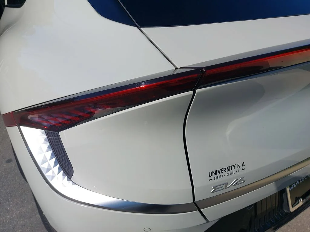 Used 2023 White Kia Wind image 32