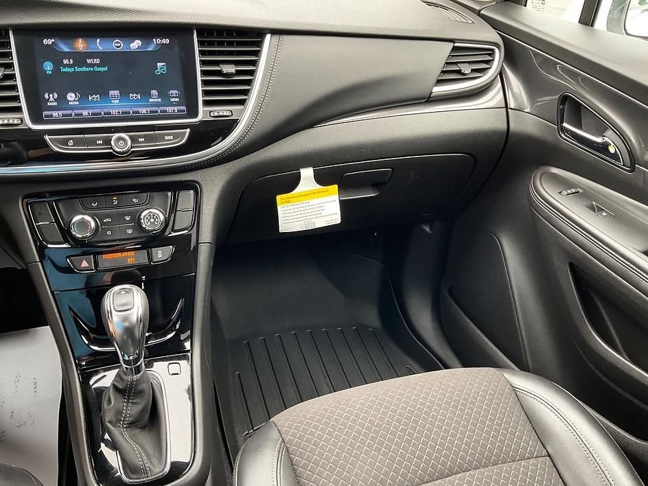 Used 2018 White Buick Preferred image 6