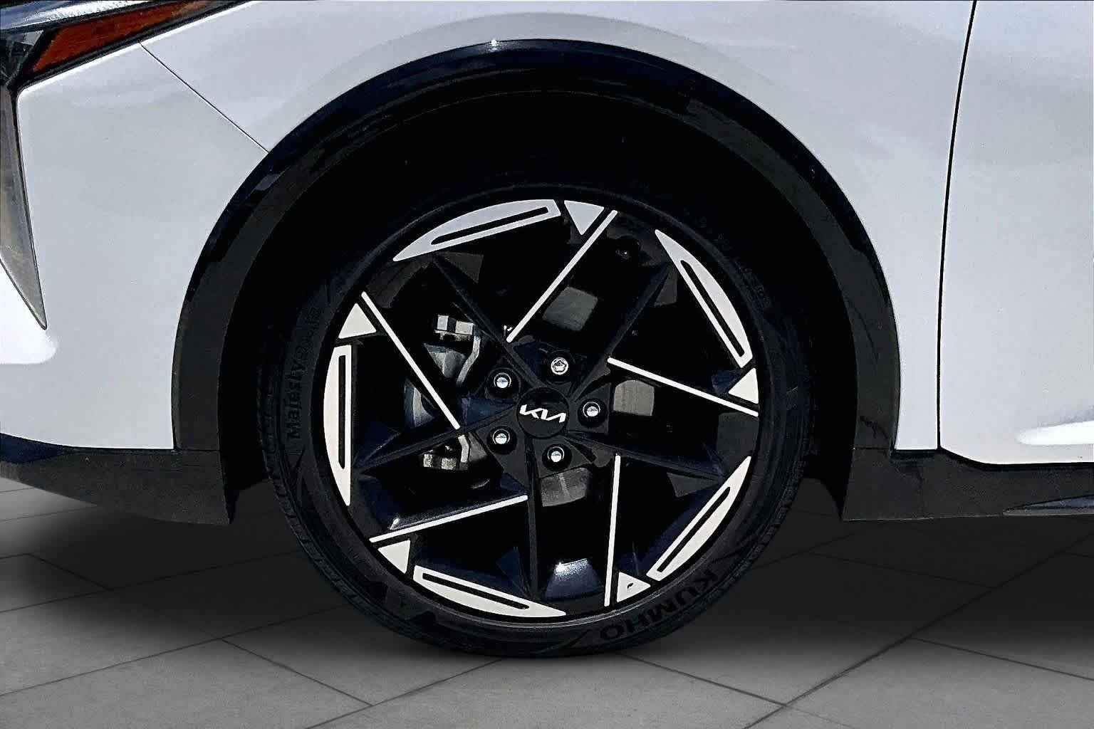 Used 2025 Snow White Pearl Kia GT-Line image 11
