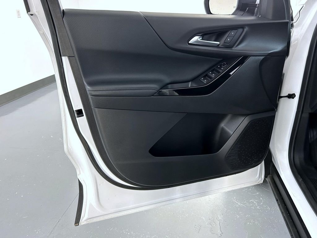 Used 2025 White Chevrolet LT image 9