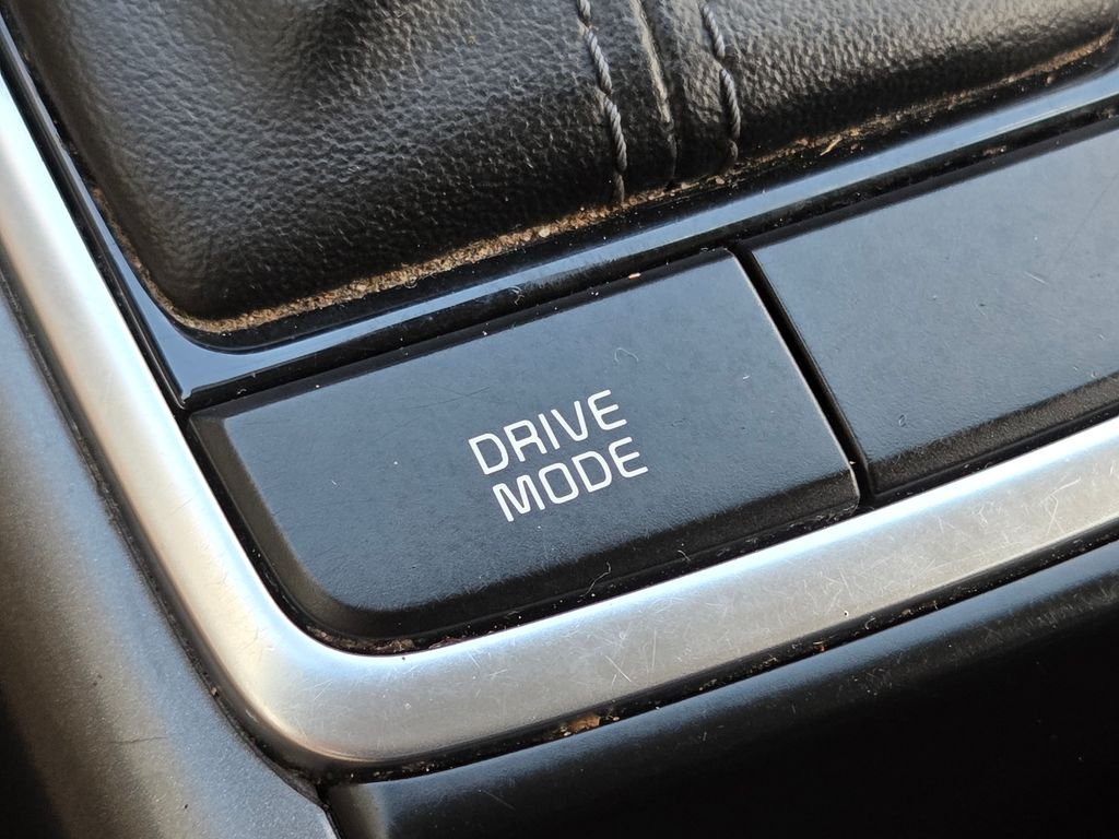 Used 2019 White Kia S image 33