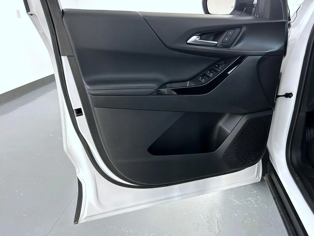Used 2025 White Chevrolet LT image 9